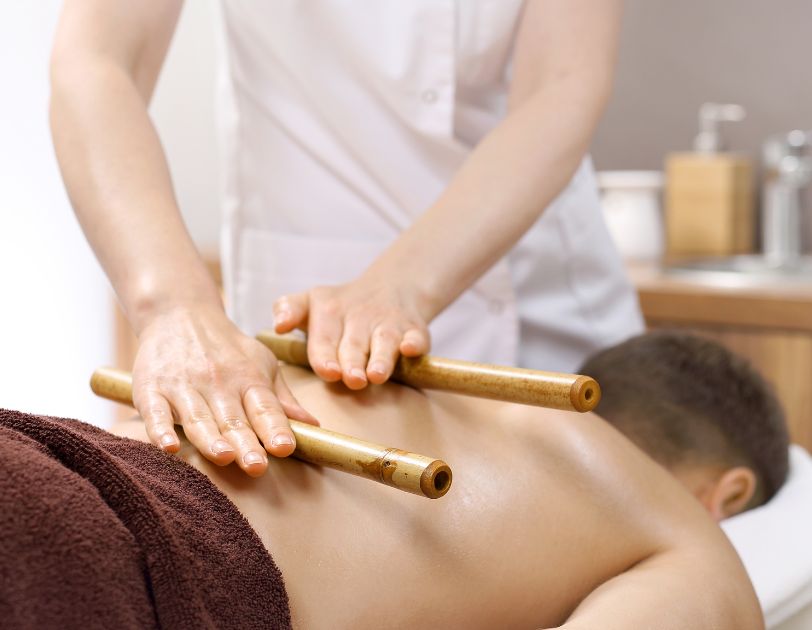 Kurs masaż bambusem zrealizujesz w naszych oddziałach w Białymstoku, Ostrołęce i Suwałkach.