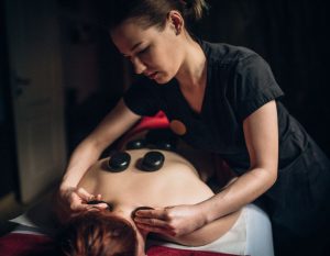 Kurs masaż gorącymi kamieniami zrealizujesz w Białymstoku, Ostrołęce i Suwałkach.